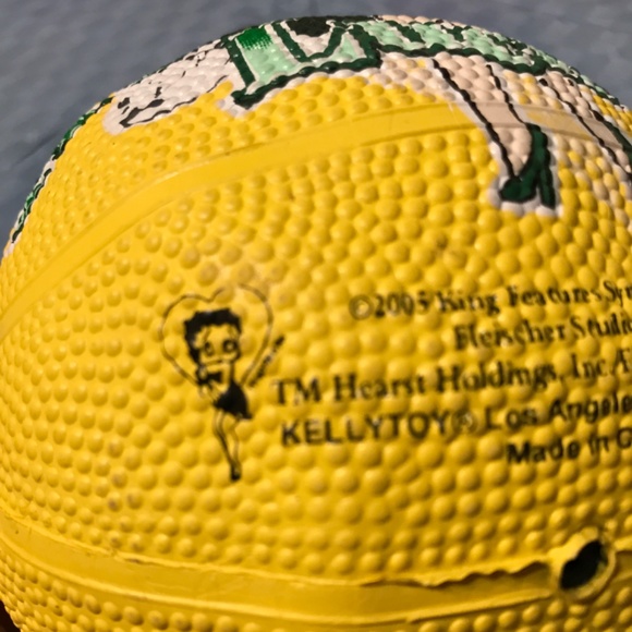 ❤️☘️2005 BETTY BOOP 💋 KISS FOR LUCK🍀- VINTAGE MINI BASKETBALL 🏀 - Picture 4 of 4